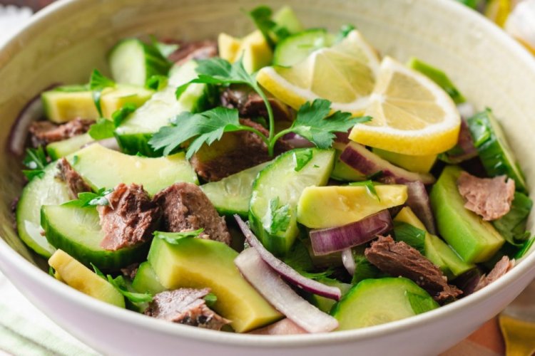 Salat mit Thunfisch, Avocado und Gurken