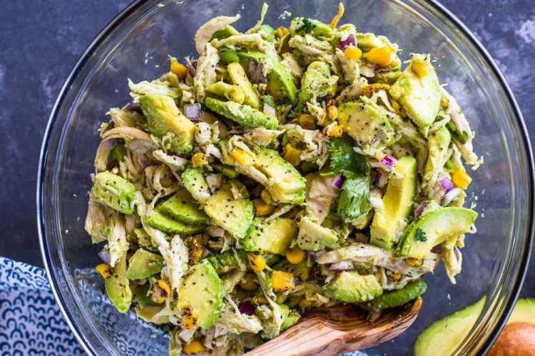 Salat mit Huhn, Avocado und Gurke