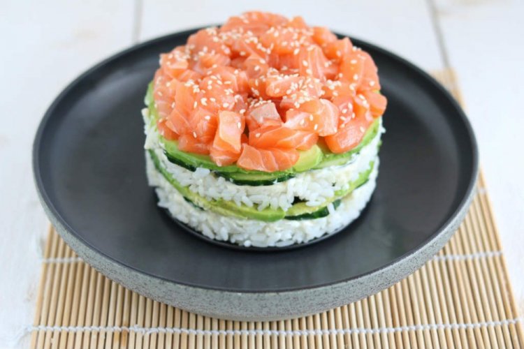Salat mit Lachs, Avocado und Gurke