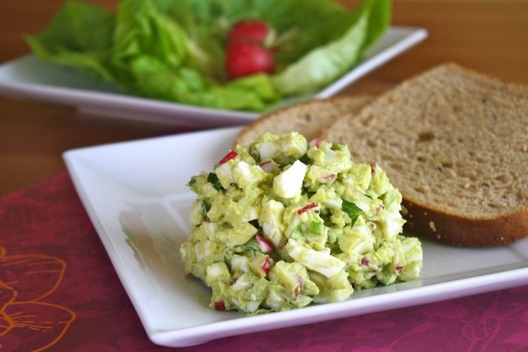 Salat mit Avocado, Gurke und Käse