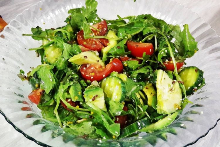 Salat mit Spinat, Avocado und Gurke