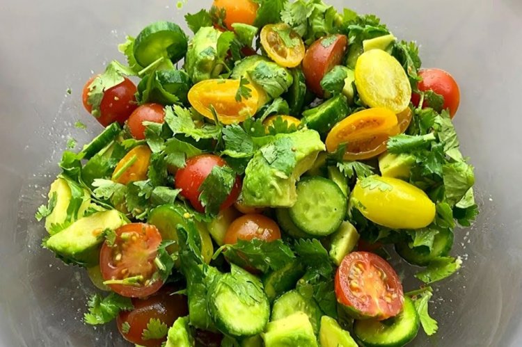 Salat mit Avocado, Tomaten und Gurke