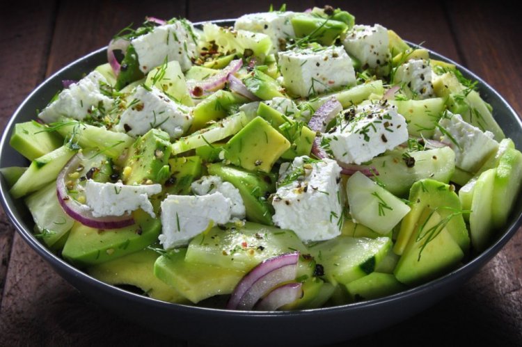 Salat mit Avocado, Gurke und Feta