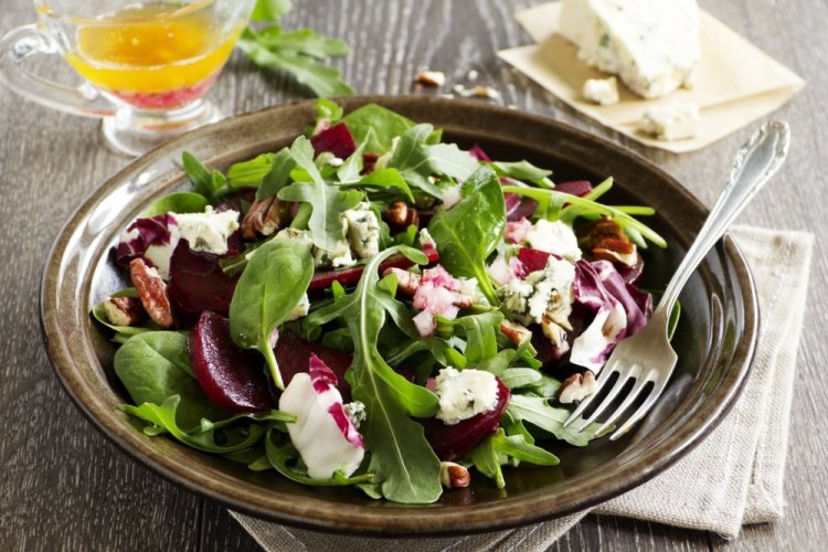 Ensalada saludable de remolacha y requesón