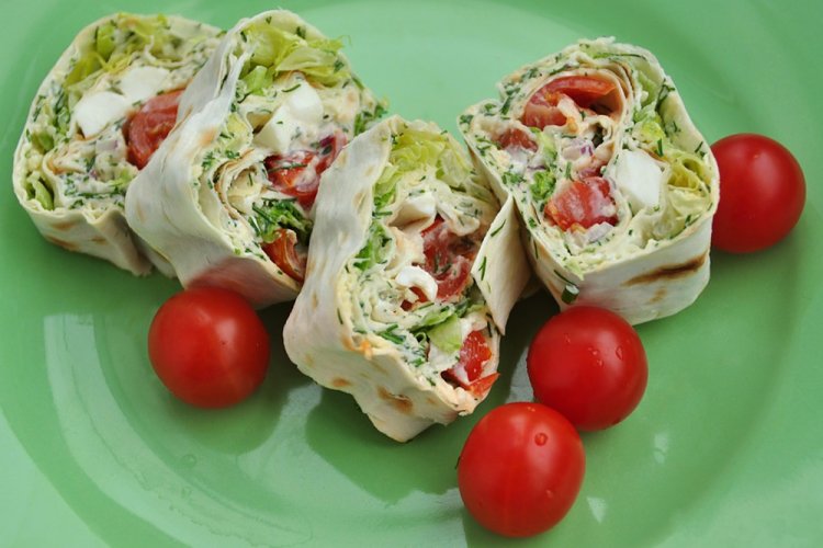Rollo de lavash con requesón y tomates