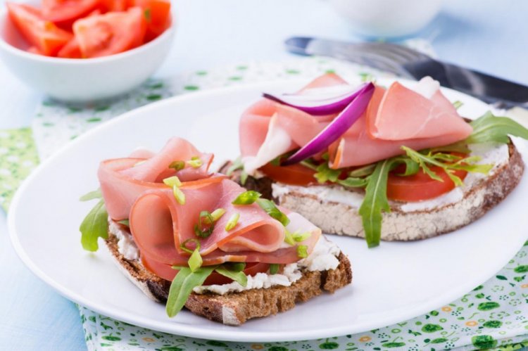 Sándwiches con queso crema y jamón