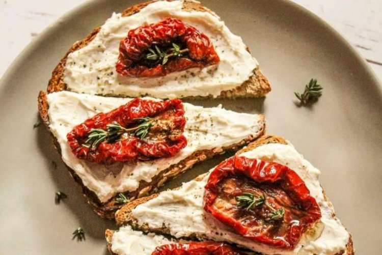 Sándwiches con queso crema y tomates secos