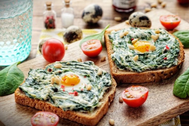 Sándwiches con queso crema y espinacas