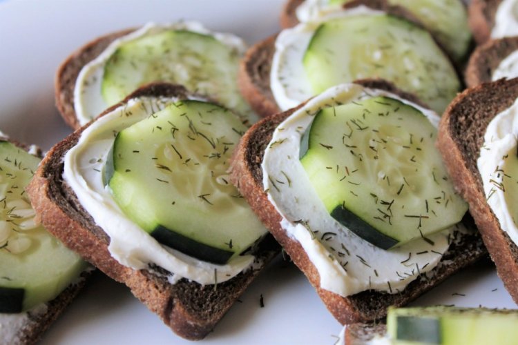 Sándwiches con queso crema y pepinos