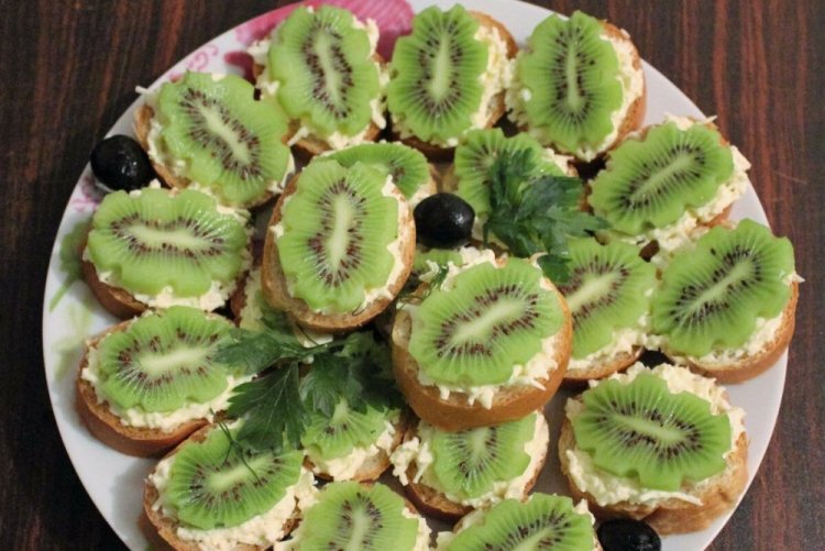Sándwiches con queso crema, palitos de cangrejo y kiwi