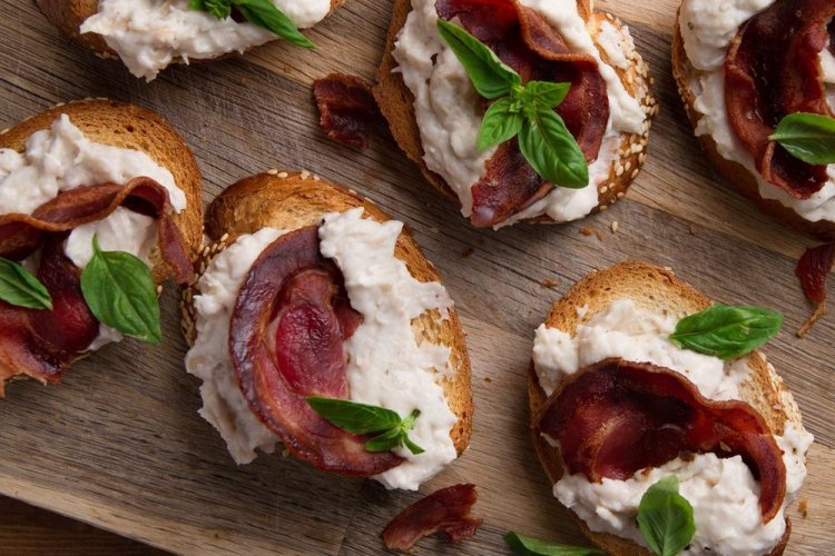 Sándwiches con queso crema y tocino
