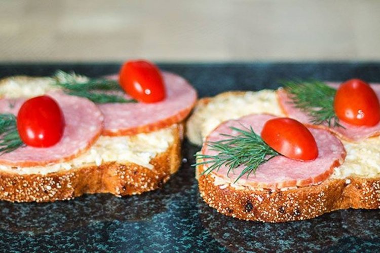 Sándwiches con queso crema y embutido
