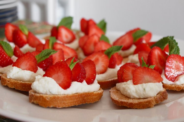 Sándwiches con queso crema y fresas
