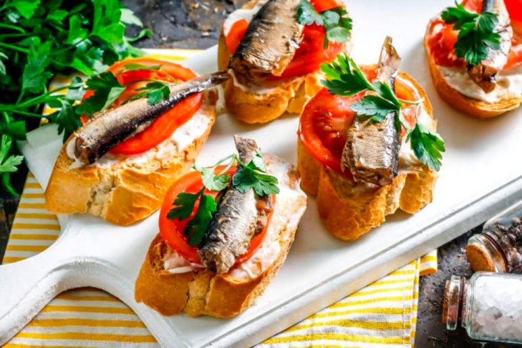 Sándwiches con queso crema y espadines