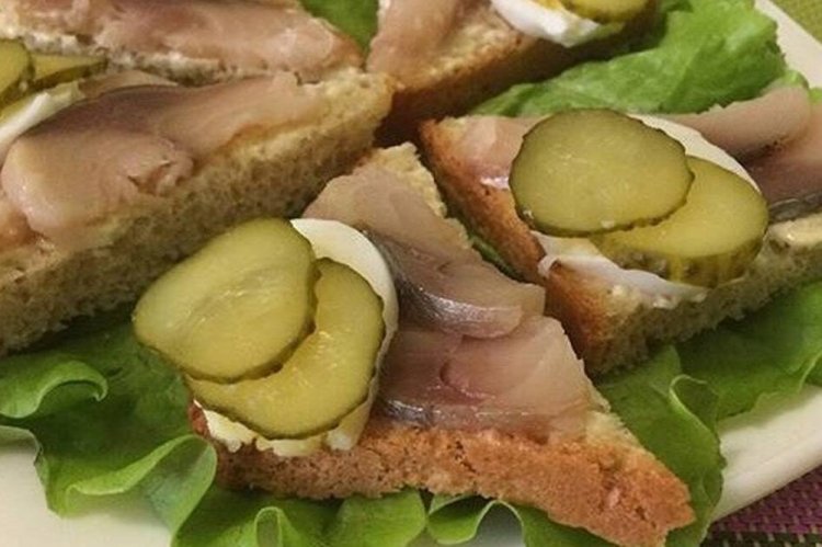 Sándwiches con queso crema y arenque