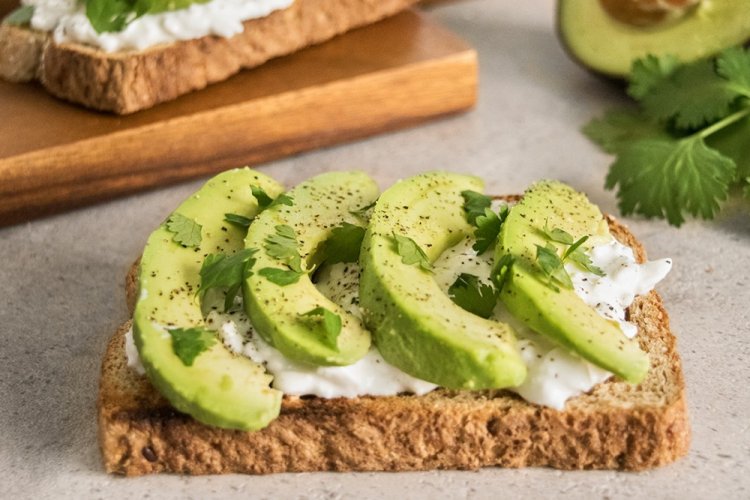 Sándwiches con queso crema y aguacate