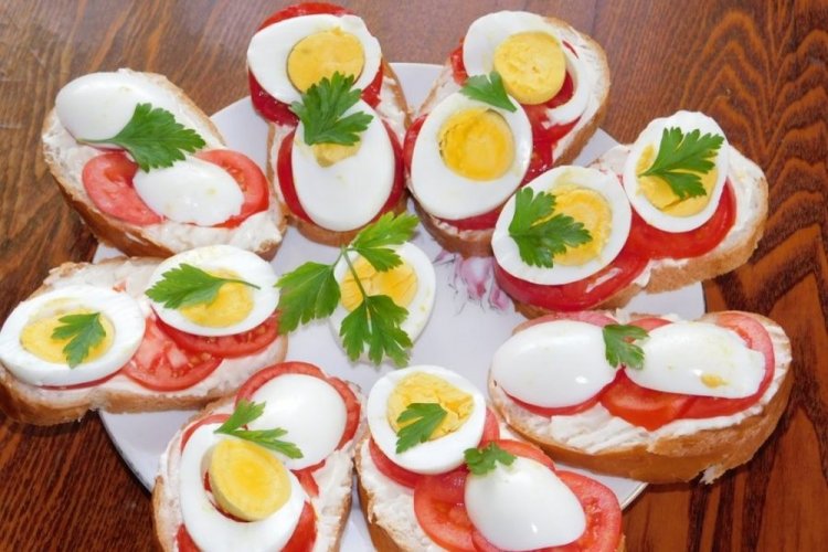 Sándwiches con queso crema y huevos de codorniz