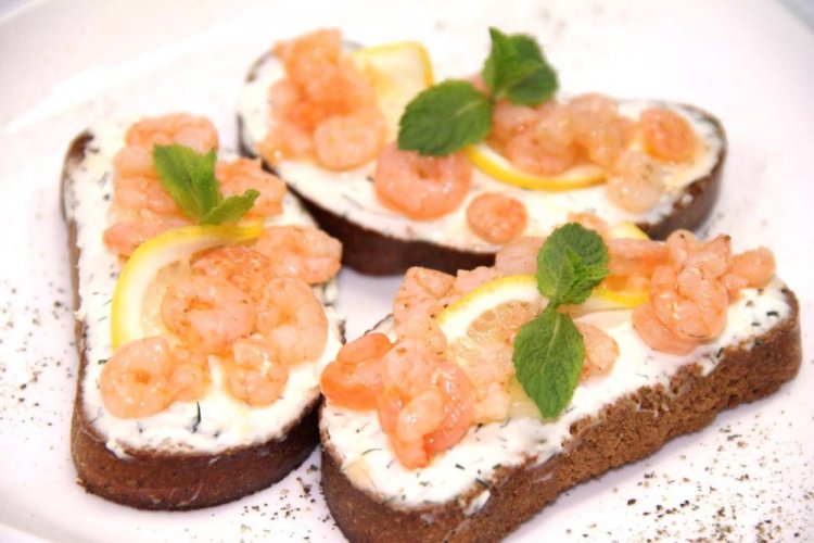 Sándwiches con queso crema y camarones