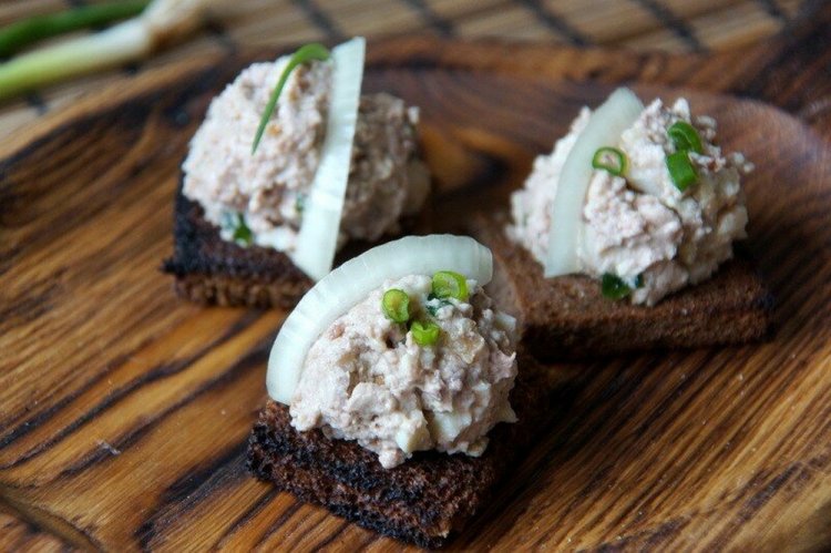 Sándwiches con queso crema e hígado de bacalao