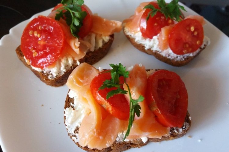 Sándwiches con queso crema y pescado rojo