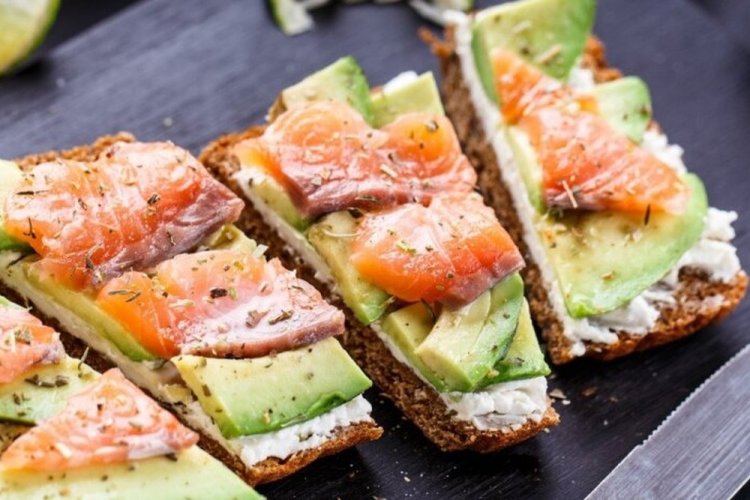 Schnelle Sandwiches mit Avocado und Lachs