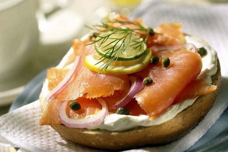 Sandwiches mit Avocado, roter Zwiebel und Lachs