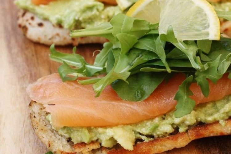 Sandwiches mit Avocado, Lachs und Zitrone