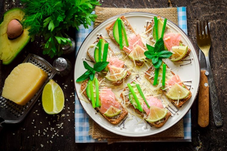 Sandwiches mit Avocado, Lachs und Parmesan