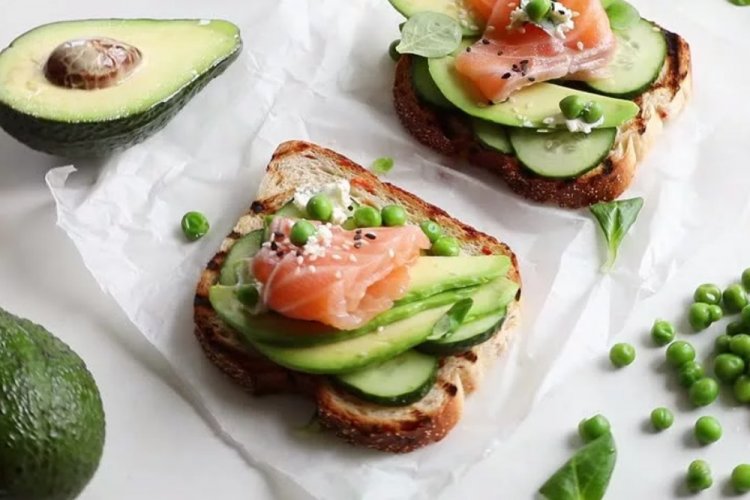Sandwiches mit Avocado, Gurken und Lachs