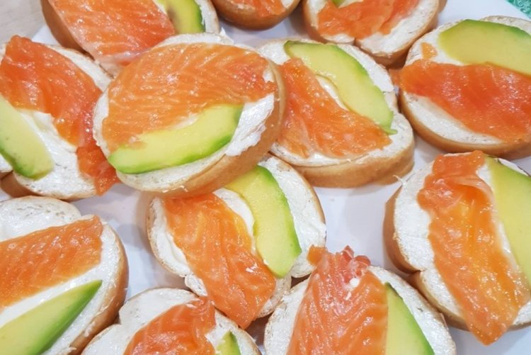 Sandwiches mit Avocado, Frischkäse und Lachs