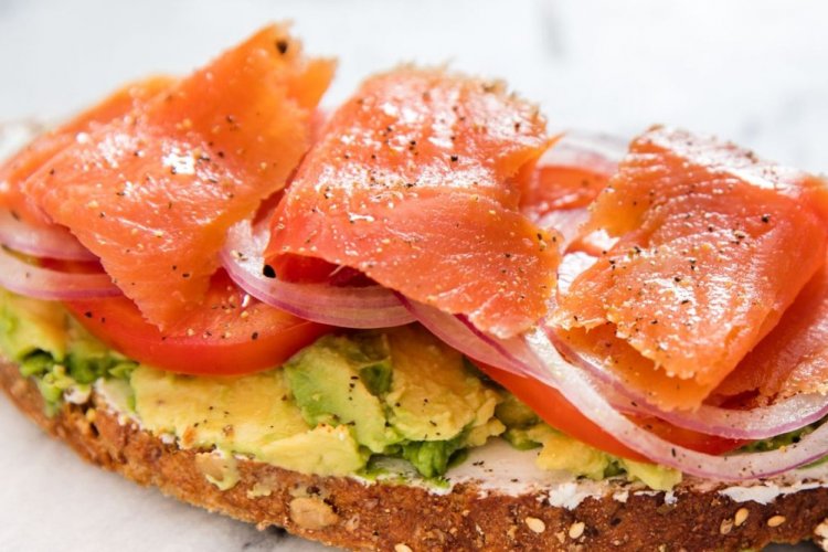 Sandwiches mit Avocado, Tomaten und Lachs