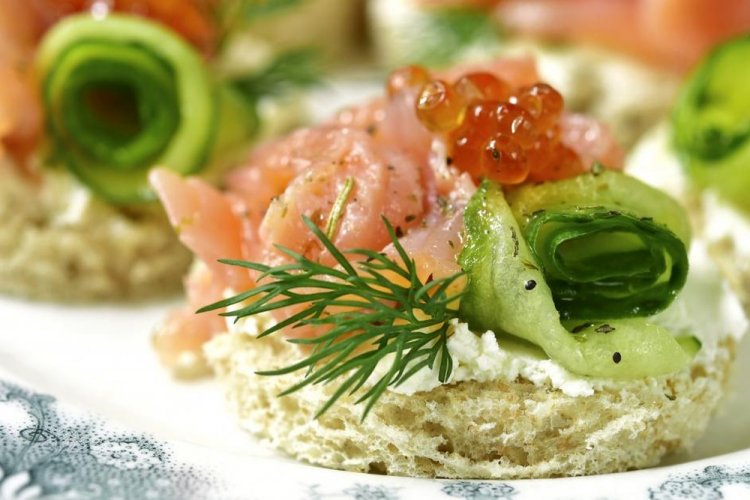 Sandwiches mit Avocado, Lachs und Lachsrogen