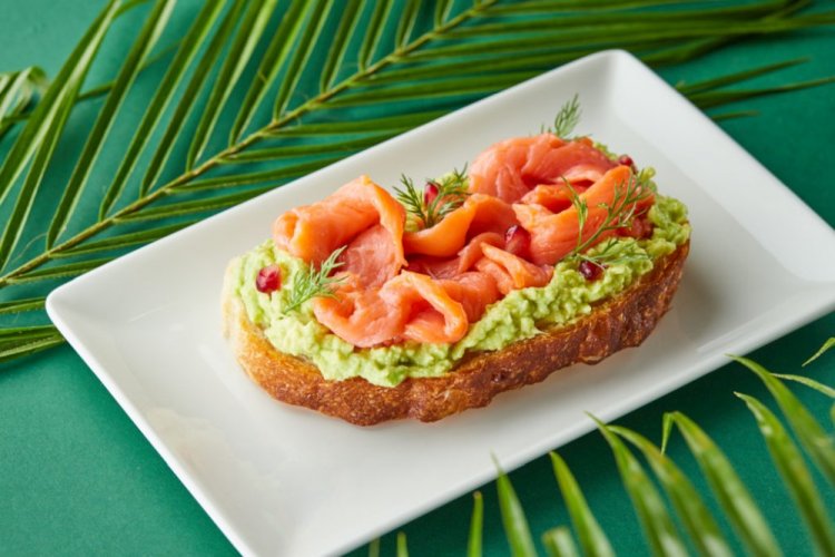 Sandwiches mit Avocado, Lachs und Garnelen