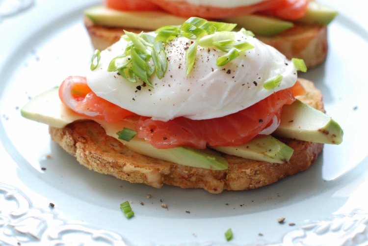 Sandwiches mit Avocado, Lachs und pochiertem Ei
