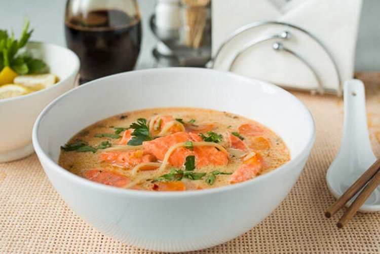 Nudelsuppe mit Lachs und Kokosmilch