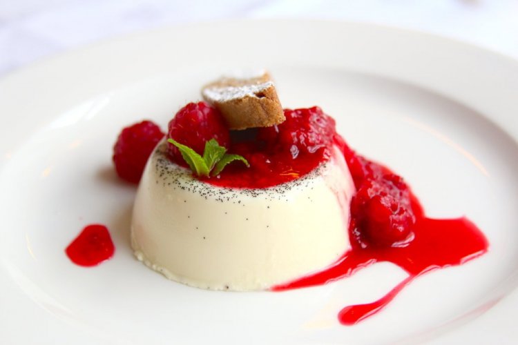 Kokos-Panna Cotta mit weißer Schokolade