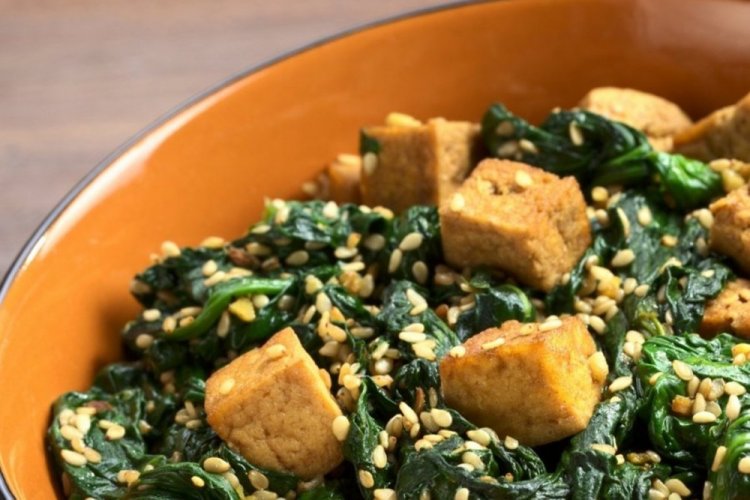 Tofu mit Spinat in Kokosmilch
