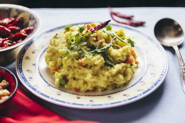 Reis mit Zwiebeln und Karotten in Kokosmilch