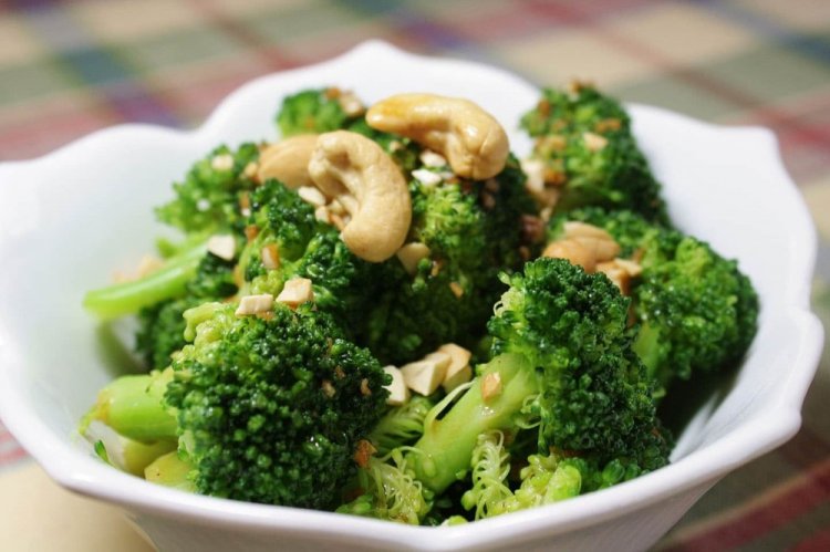 Brokkoli mit Cashews in Kokosmilch