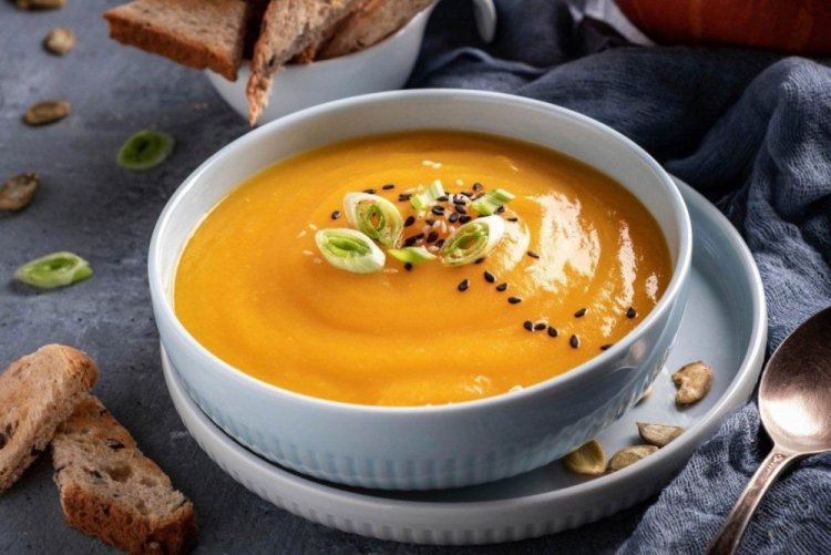 Kürbiscremesuppe mit Kichererbsen und Kokosmilch