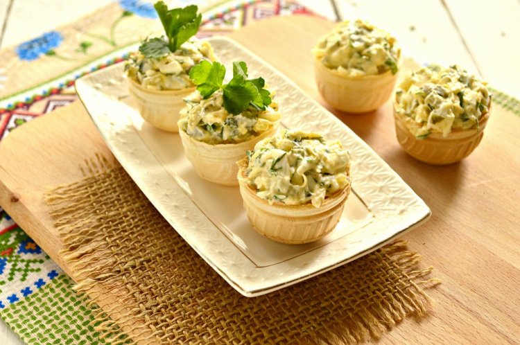Tartelettes mit Hering und eingelegten Gurken
