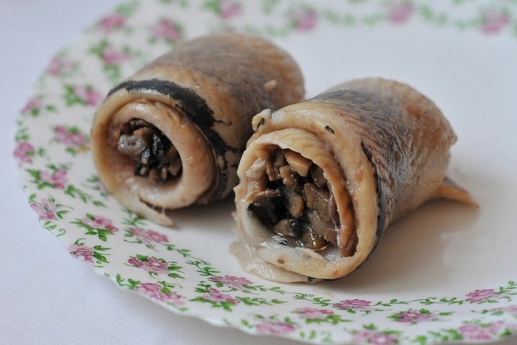 Rouladen mit Hering und eingelegten Champignons