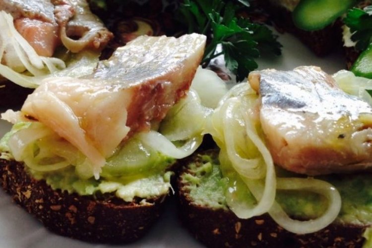 Bruschetta mit Hering und Avocado