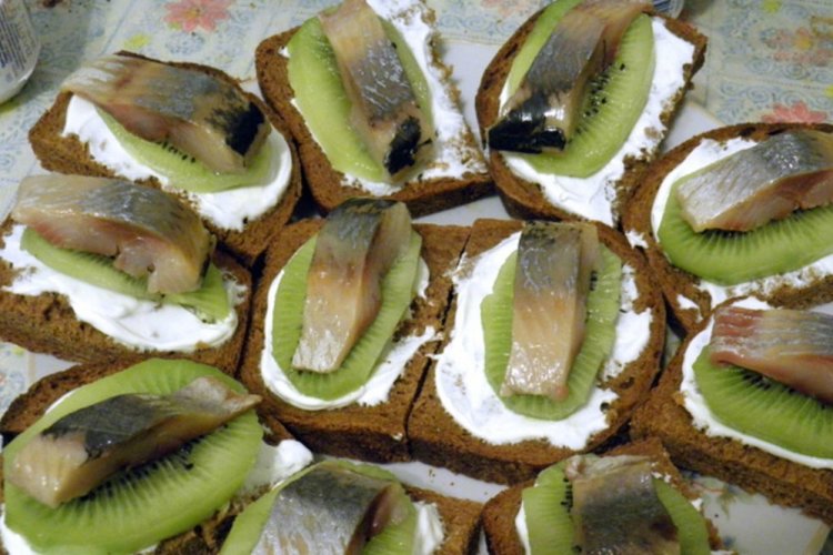 Canapés mit Kiwi und Hering