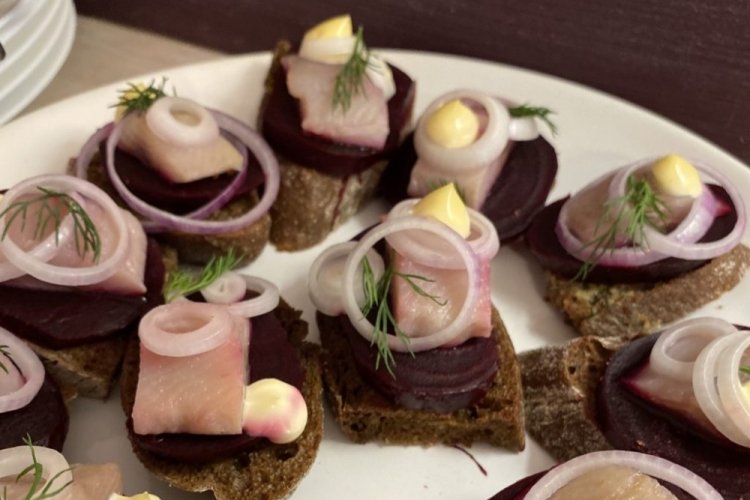 Canapés mit Hering und Roter Bete