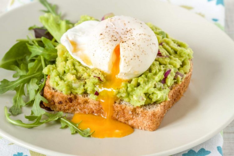 Avocado-Toasts mit pochiertem Ei