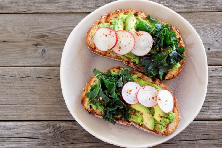 Toasts mit Avocado und Radieschen