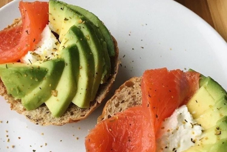 Toasts mit Avocado und Lachs