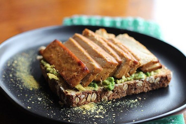 Toasts mit Avocado und Tofu