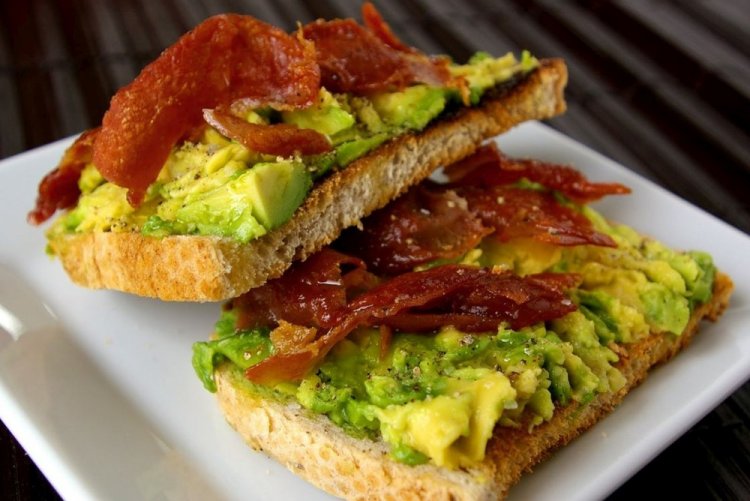 Toasts mit Speck und Avocado